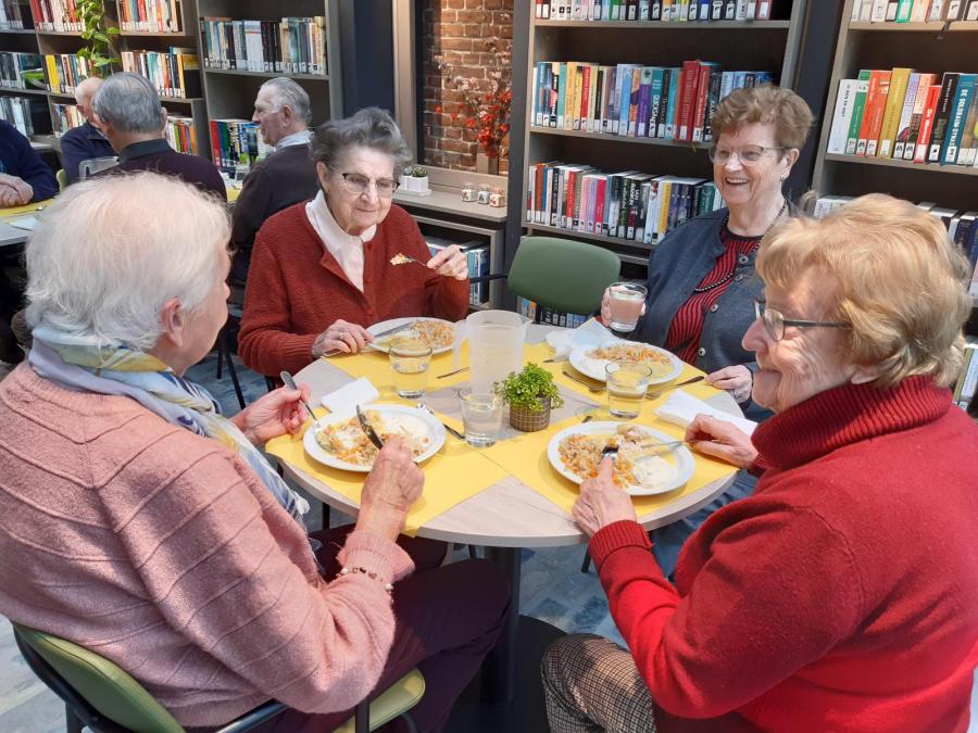 Eten tijdens buurtrestaurant in cafetaria LDC Meerle