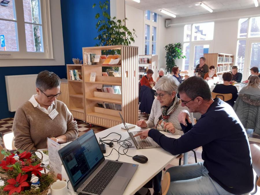 Computerassistentie tijdens internetcafé in LDC Meer