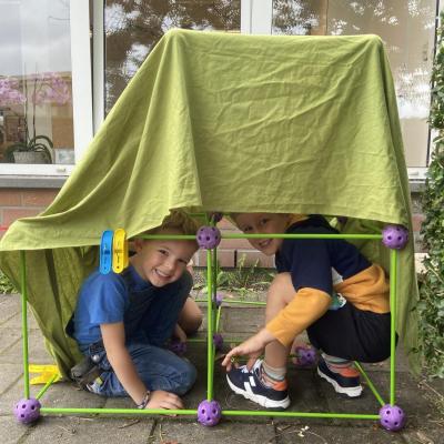 In de tuin bouwden we onze eigen tent.